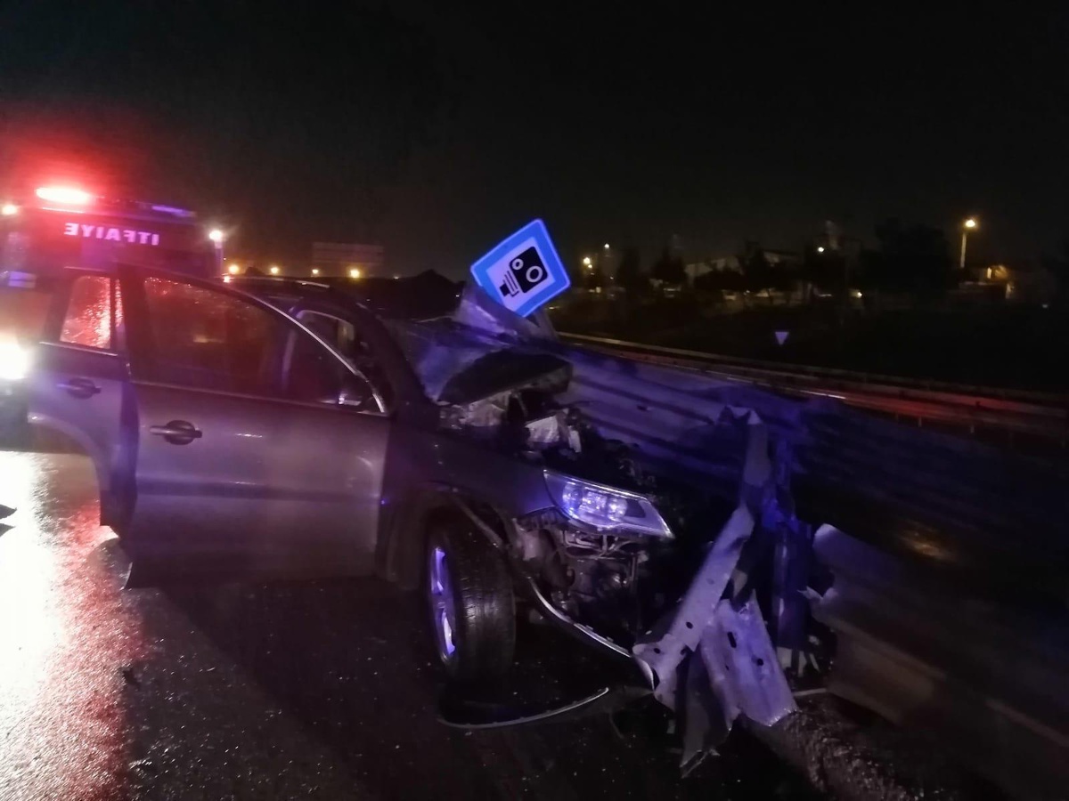 Edirne\'de bariyerlere çarpan otomobilin sürücüsü öldü