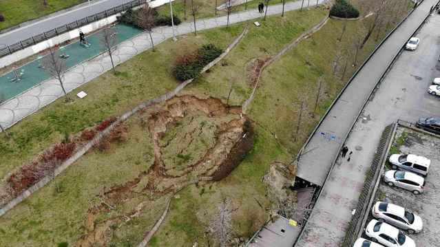 Esenler'de İBB'ye ait parkta toprak kayması: Facianın eşiğinden dönüldü