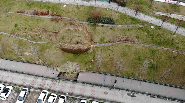 Esenler'de İBB'ye ait parkta toprak kayması: Facianın eşiğinden dönüldü