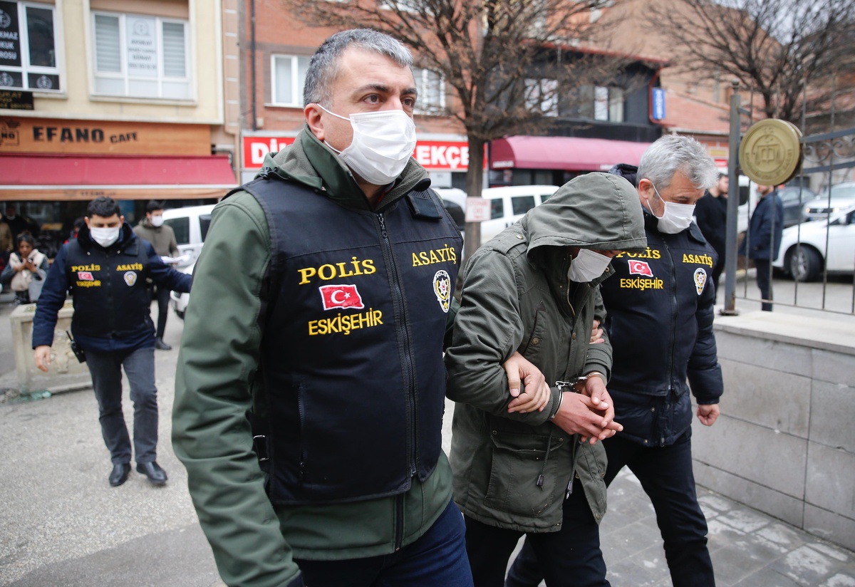 Son dakika haberleri: Eskişehir\'de düzenlenen hırsızlık operasyonunda onlarca araç ve araç beyni ele geçirildi