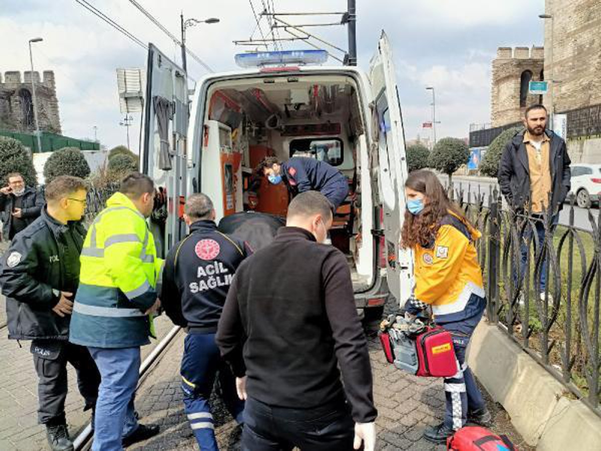Fatih\'te bir kişi tramvayın altında kaldı (1)