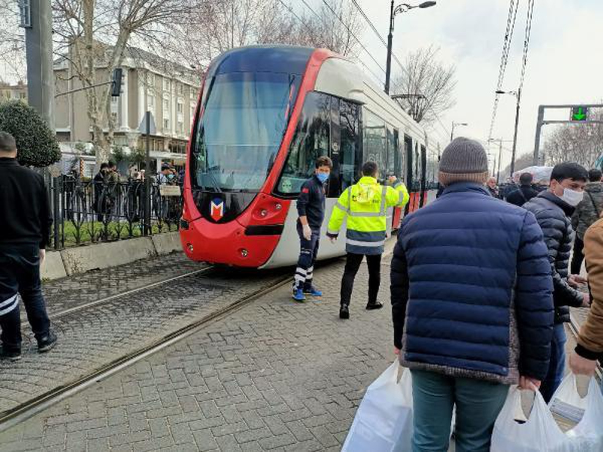 Fatih\'te tramvayın önüne atlayarak intihar etti