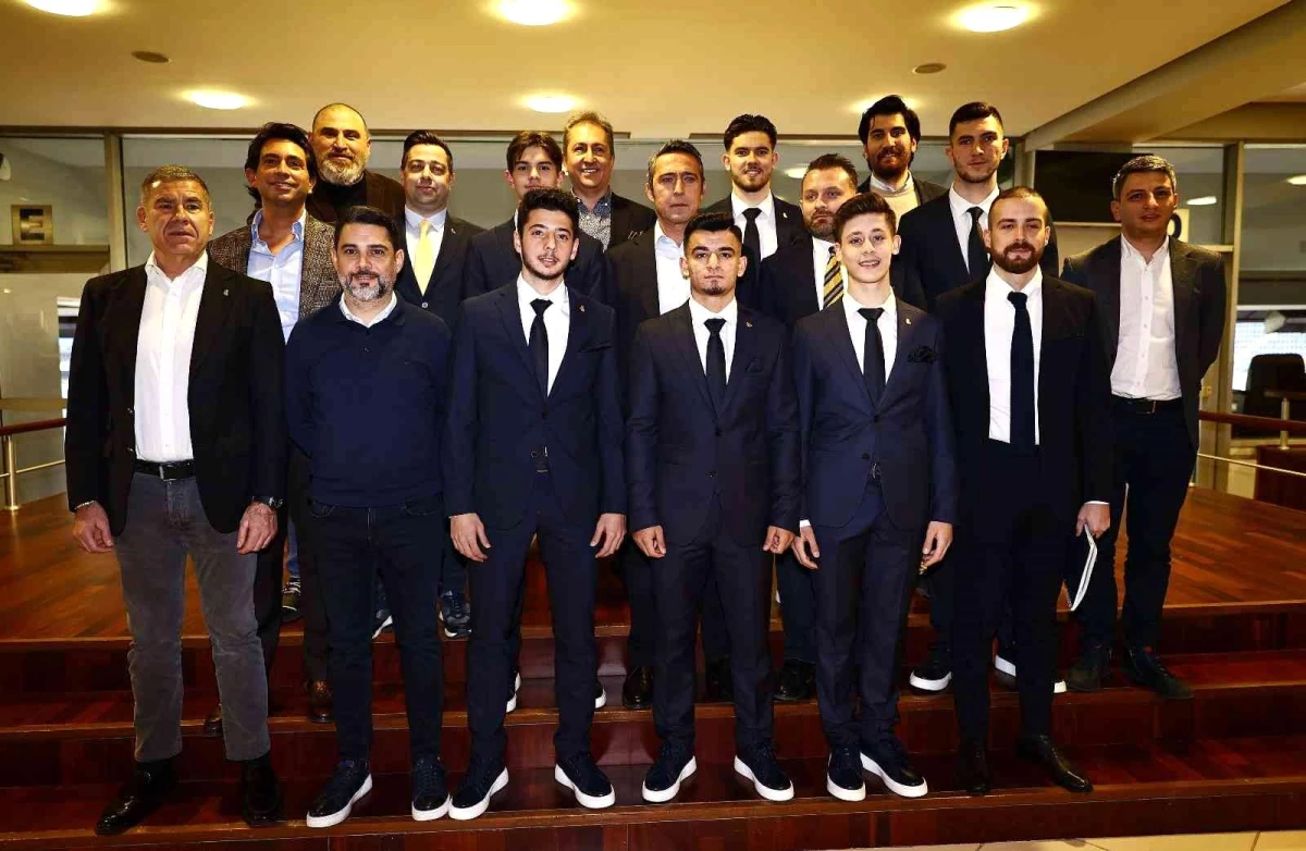 Fenerbahçe, genç oyuncularıyla sözleşme imzaladı -3-