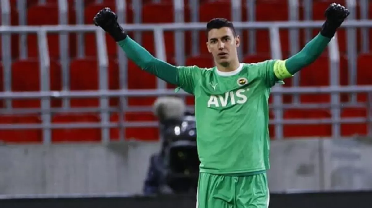 Fenerbahçe ile sözleşmesi yenilenmeyen Berke Özer, Galatasaray ile görüşmeye başladı