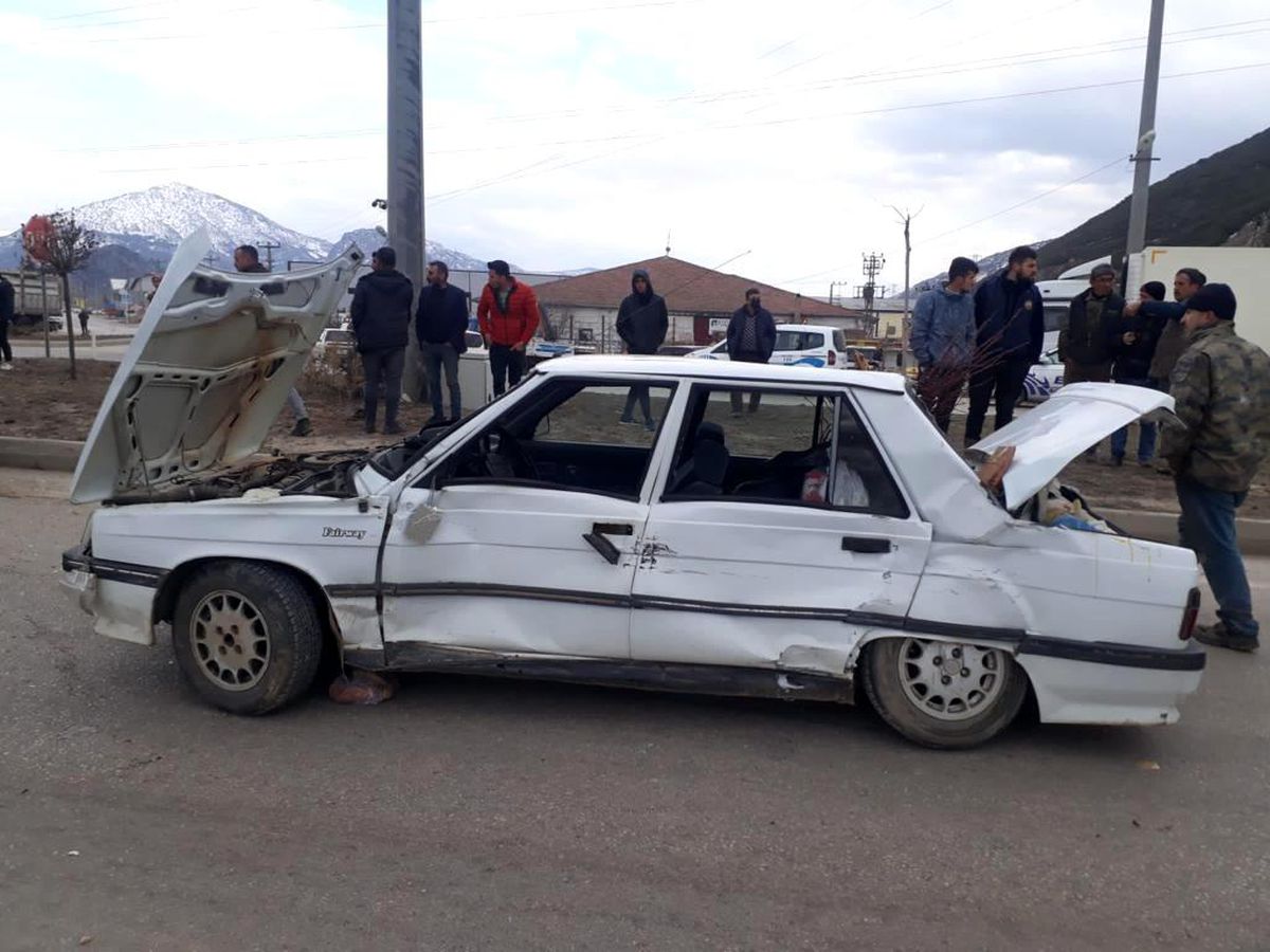 Son dakika: Isparta\'da trafik kazası: 2 yaralı