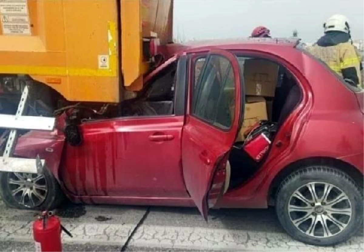 Son dakika haberi | İzmir\'de emniyet şeridine çekilen TIR\'a otomobil çarptı: 1 ölü, 1 yaralı