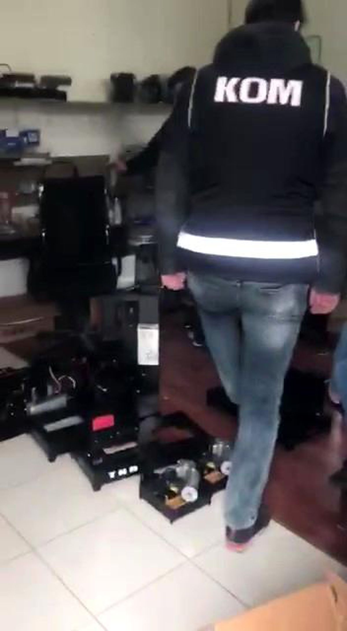 Kaçak sigara sarma makinası üreten 2 kişi yakalandı