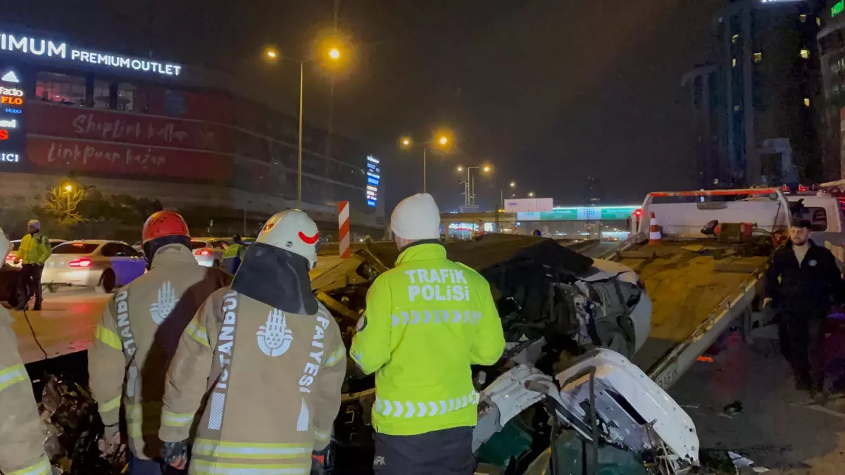 Kadıköy\'de bariyerlere çarpan otomobilin sürücüsü öldü