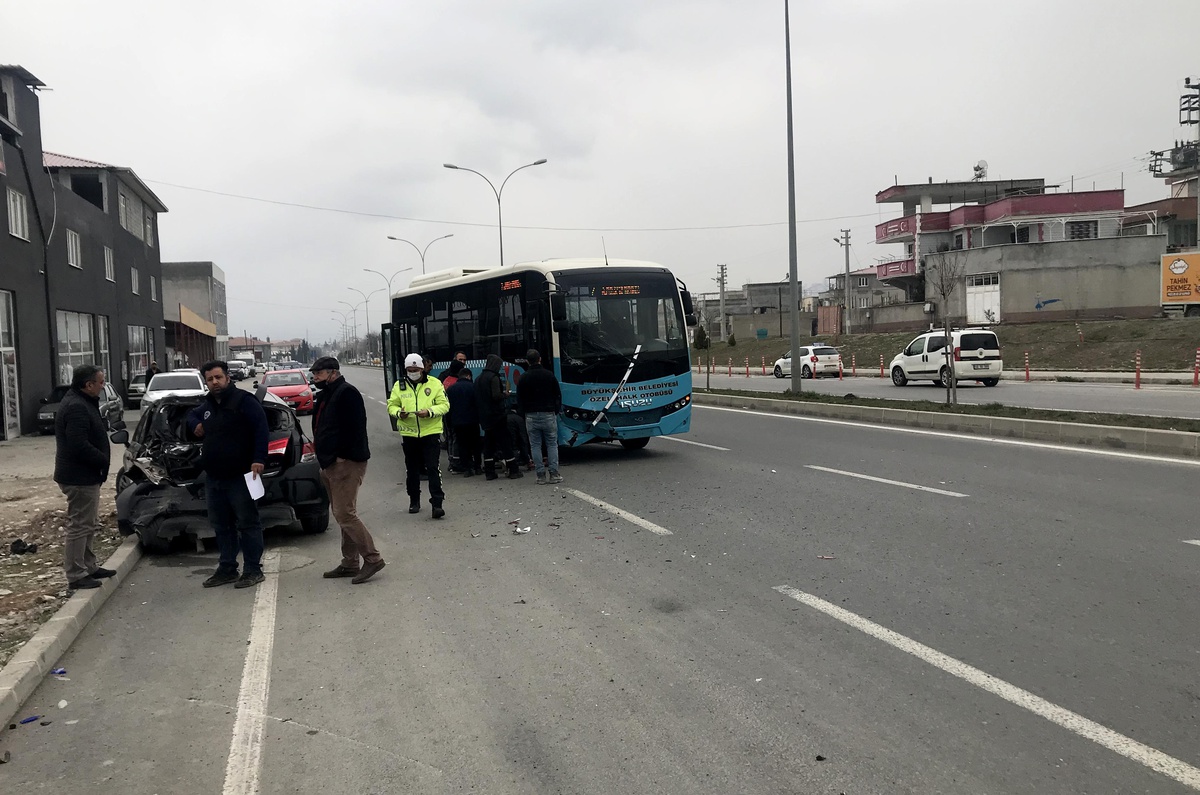 Kahramanmaraş\'ta halk otobüsü ile otomobilin çarpışması sonucu 3 kişi yaralandı