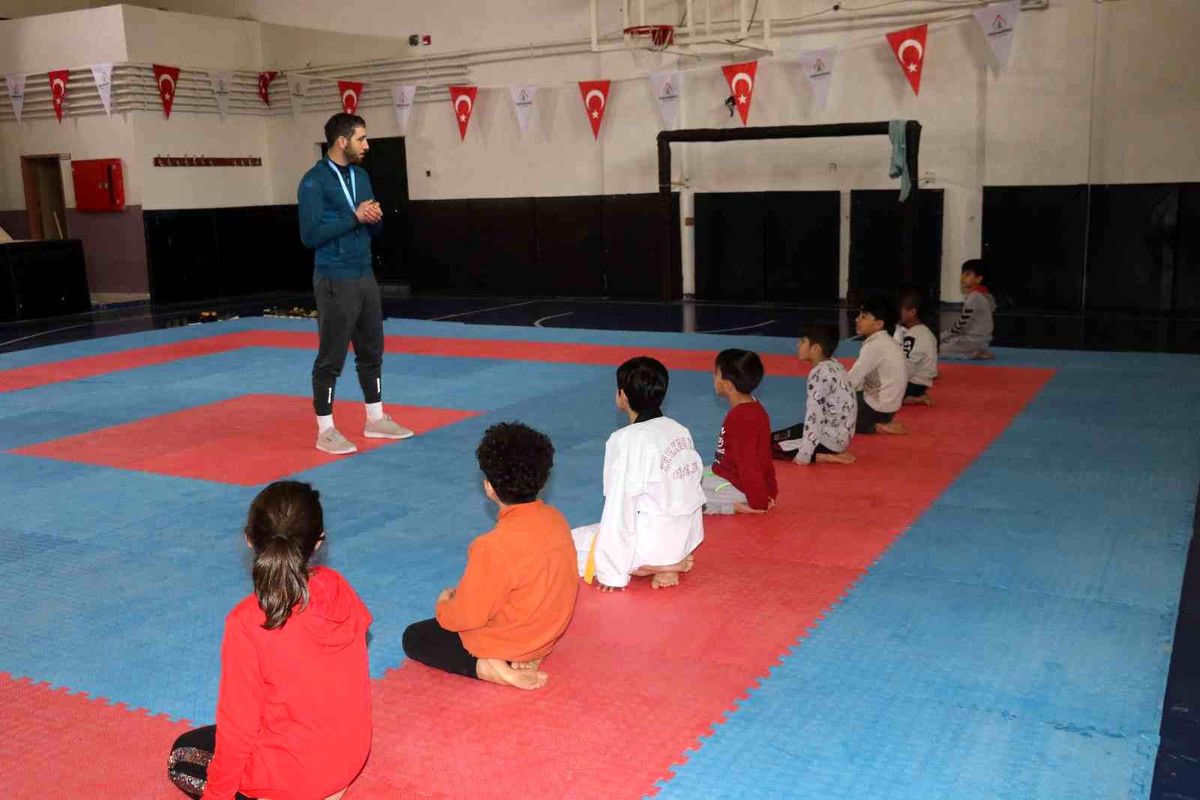 Karaköprü\'de çocuklara kickboks kursu
