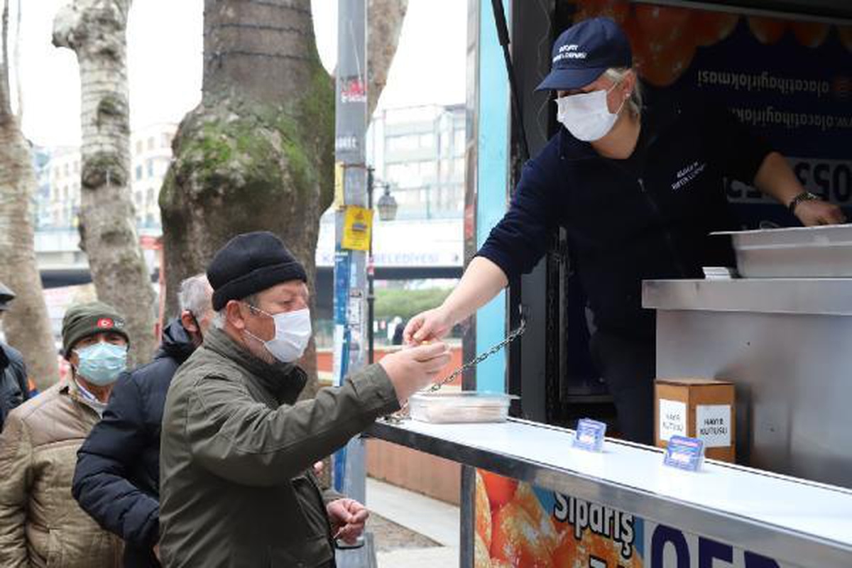 Kartal Belediyesi\'nden vatandaşlara kandil simidi ve hayır lokması ikramı