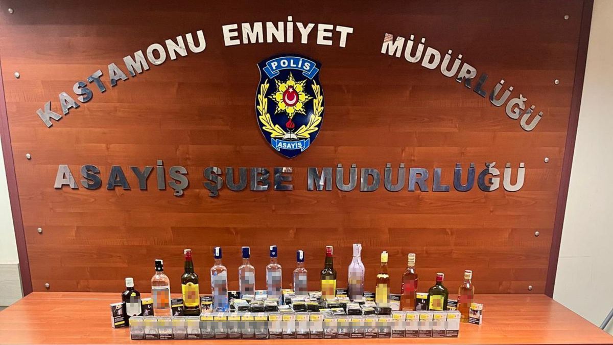 Kastamonu\'da çaldıkları içkilerle sigaraları satmaya çalışan 2 kişi yakalandı