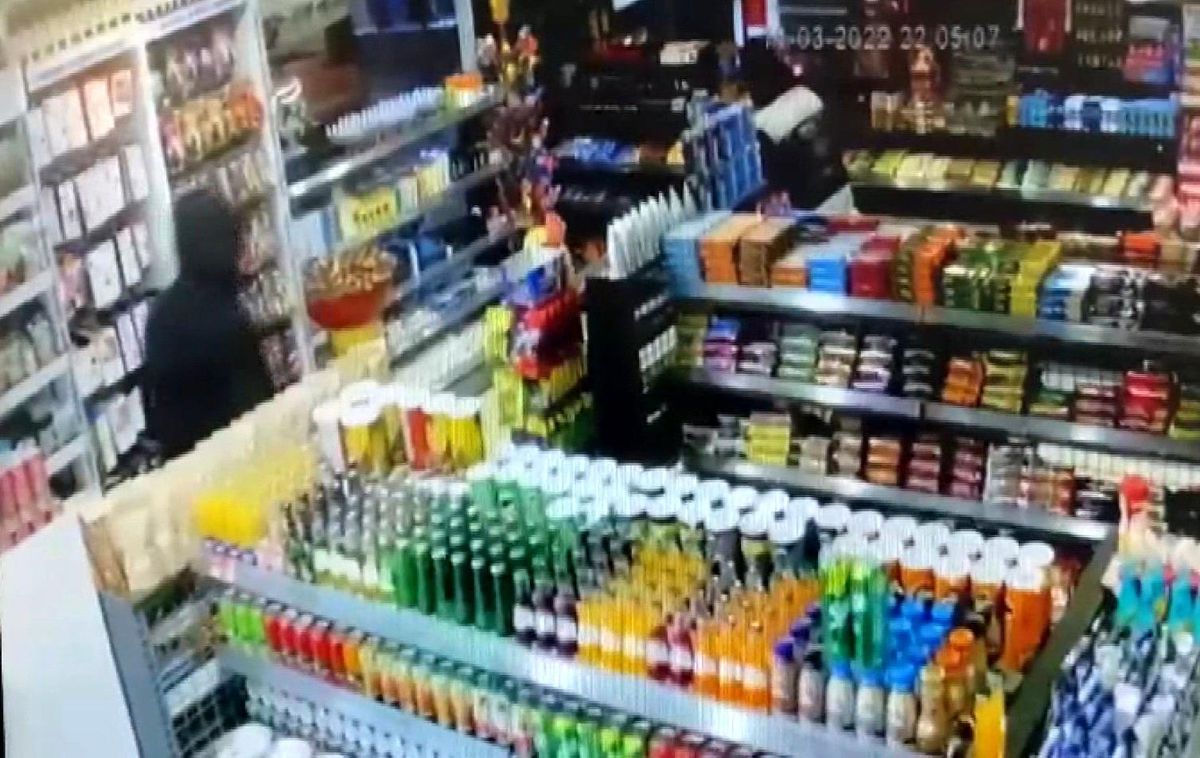 Maltepe\'de hırsızlar iş üstündeyken iş yeri çalışanına yakalandı