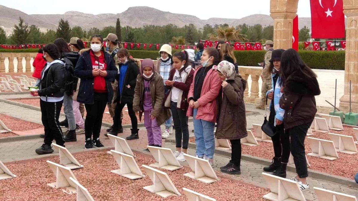 Mardin\'de 60 öğrenci şehitliği ziyaret edip dua okudu