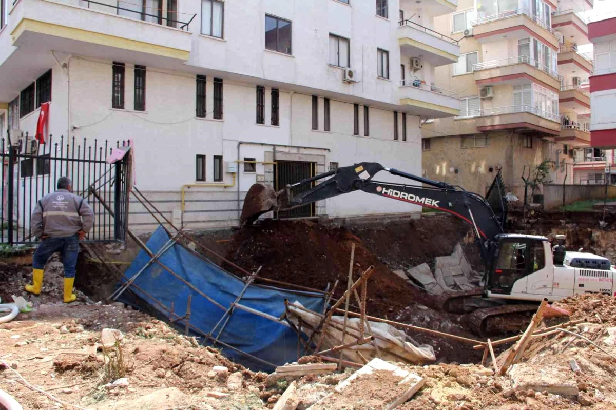 Mersin\'de girişi çöken 4 katlı binadan 9 vatandaş kurtarıldı