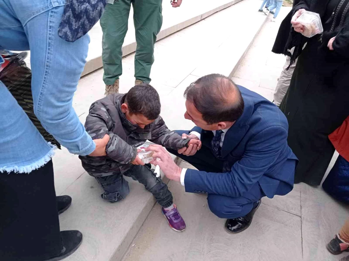 MHP Diyarbakır İl Başkanlığı vatandaşlara kandil simidi dağıttı