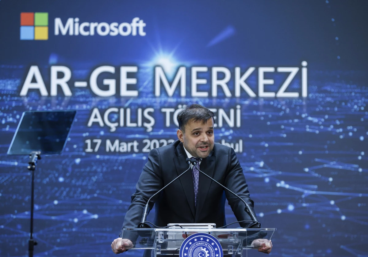 Bakan Varank, Microsoft Türkiye\'nin AR-GE Merkezini gezdi