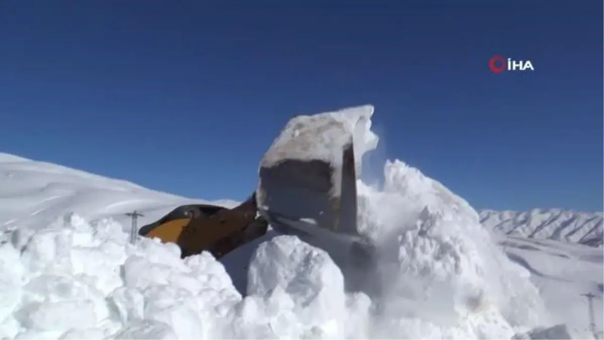 Muş\'ta 5 metrelik karda yol açma çalışması