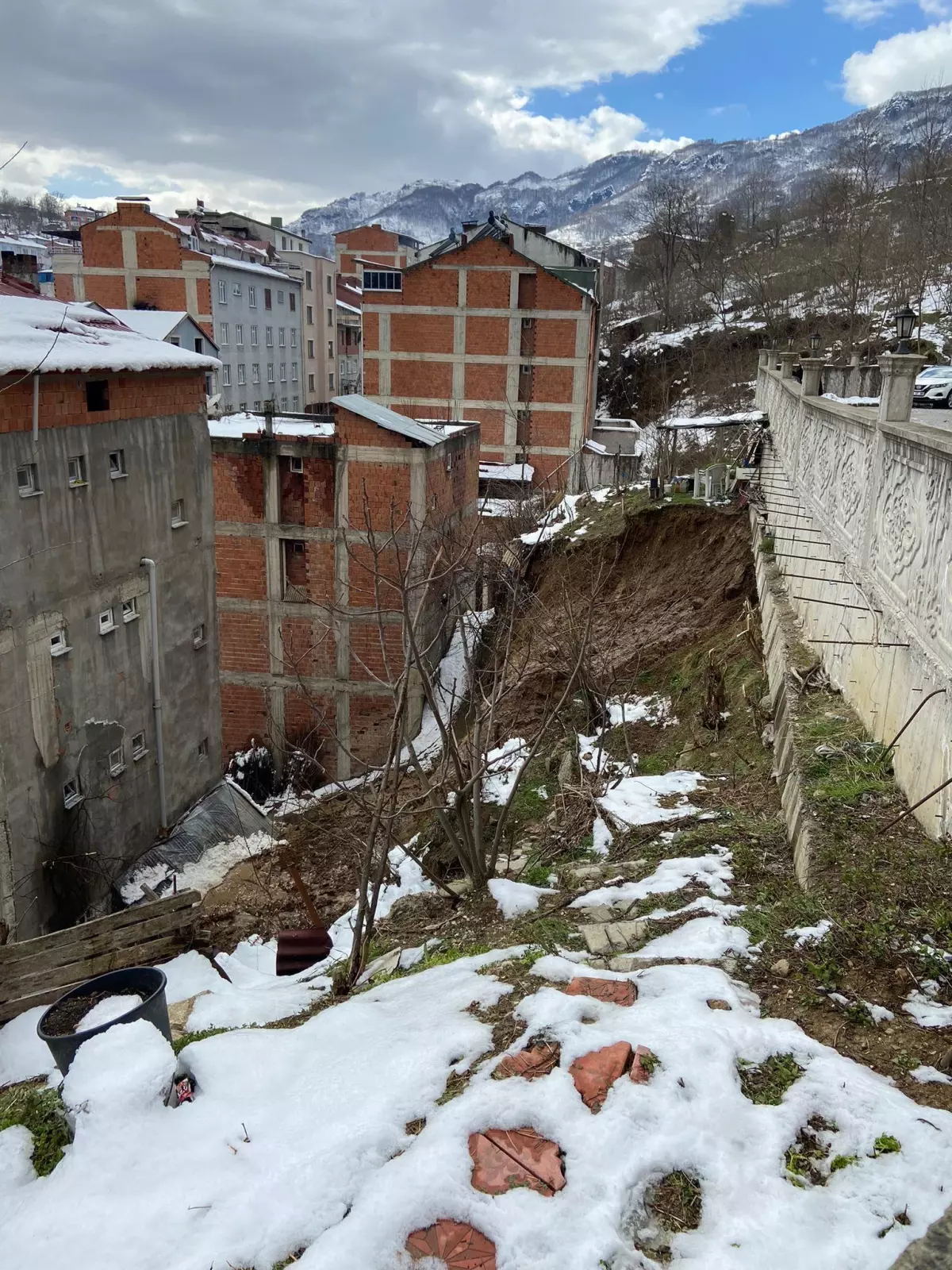 Ordu\'da heyelan nedeniyle sitenin perde duvarı çöktü