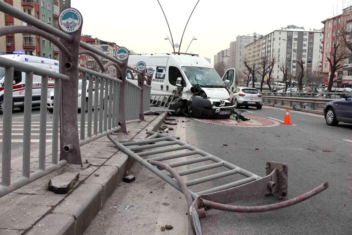 Otomobile çarpan ticari araç bariyerlere girdi: 1 yaralı
