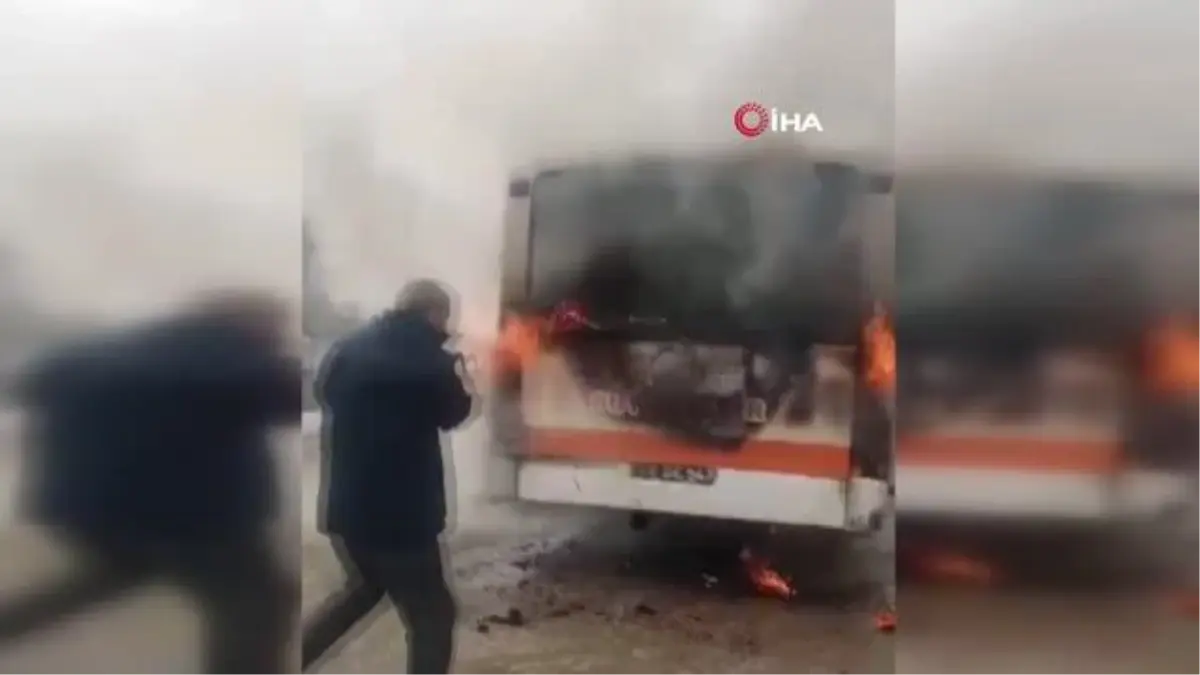 Özel halk otobüsü seyir halinde alev aldı