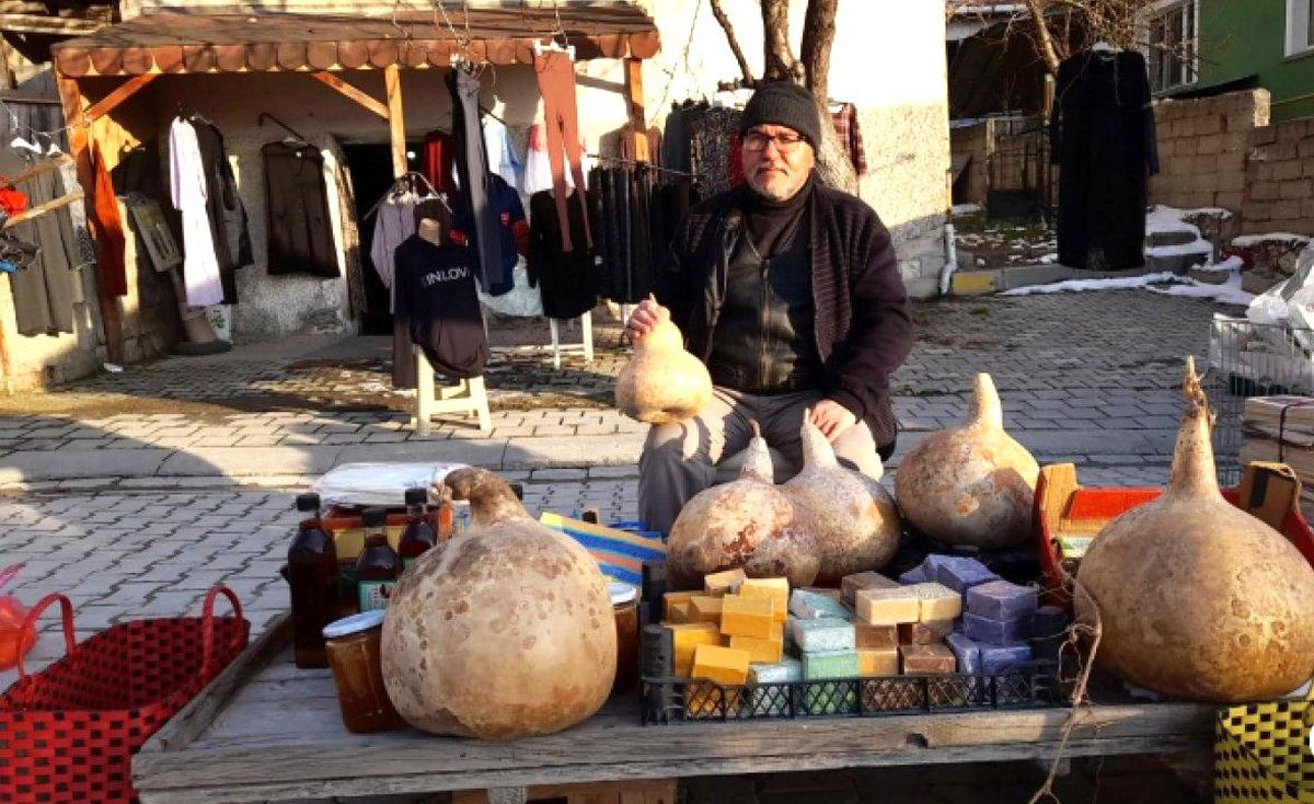 Pazarda satışa çıkan su kabakları ilgi odağı