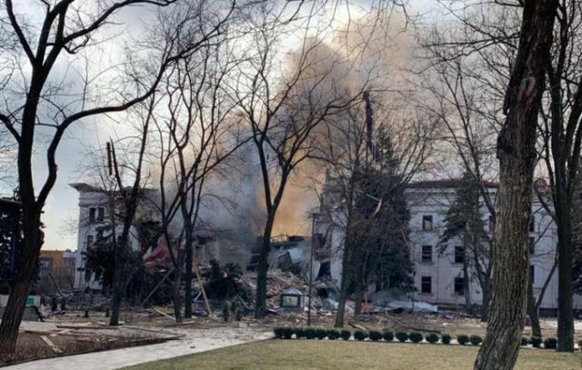 Rus ordusunun bombaladığı tiyatro binasında yürek yakan detay! Bahçesine Rusça 'çocuk' yazılmış