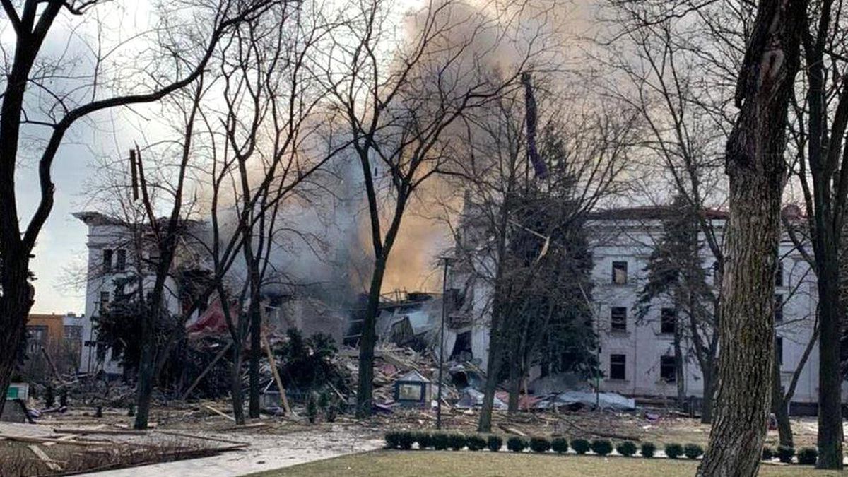 Rusya, Ukrayna\'da sivillerin sığınak olarak kullandığı tiyatroyu bombaladı