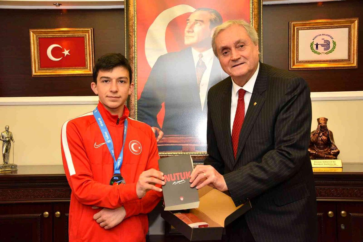 Şampiyon Taekwondocu Alper Tuncay\'ı ödüllendirdi