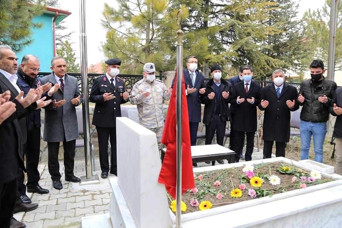 Son dakika haberi: Şehit Uzman Çavuş Yaşar Çakır, kabri başında dualarla anıldı