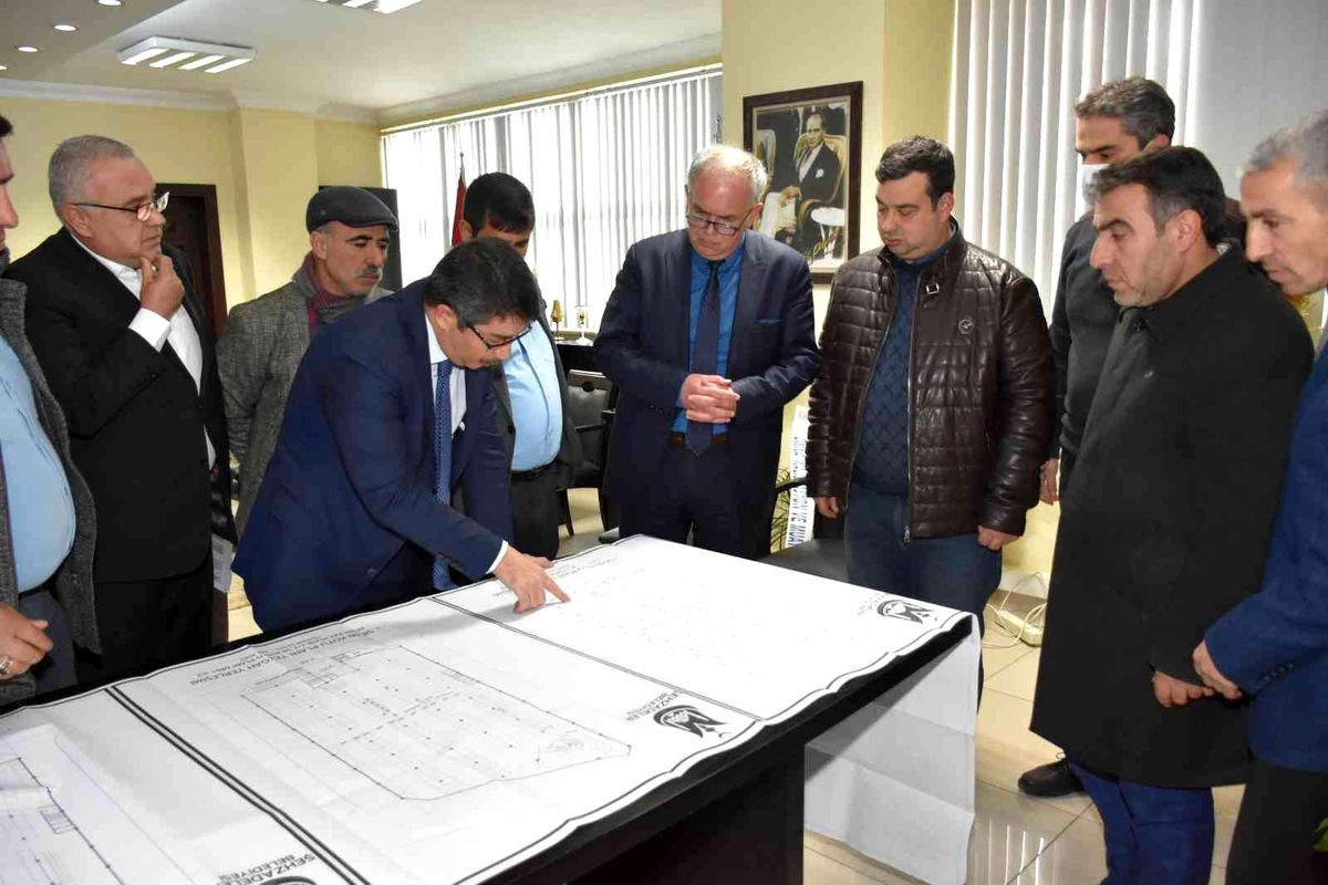 Şehzadeler'in yeni pazar yeri projesi pazarcılarla masaya yatırıldı