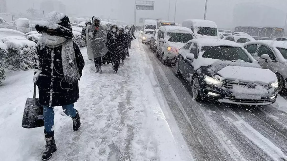 Veliler dikkat! Yoğun kar yağışı nedeniyle İstanbul\'da eğitime ara verildi