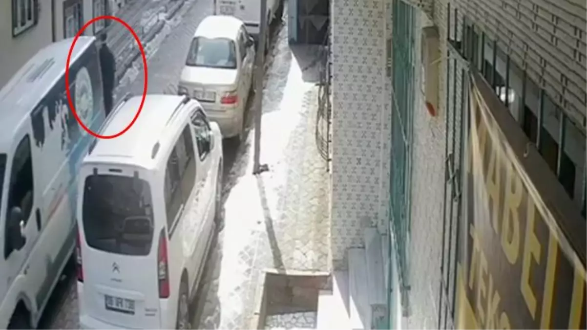 78 yaşındaki adam, geri manevra yapan minibüsün altında kaldı! Kahreden anlar kamerada