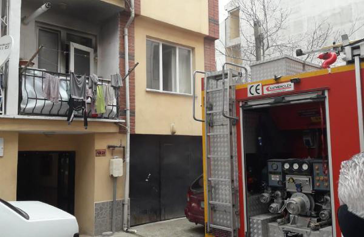 Tencere alev alınca mutfak yandı; yemek yapan kadın hastanelik oldu