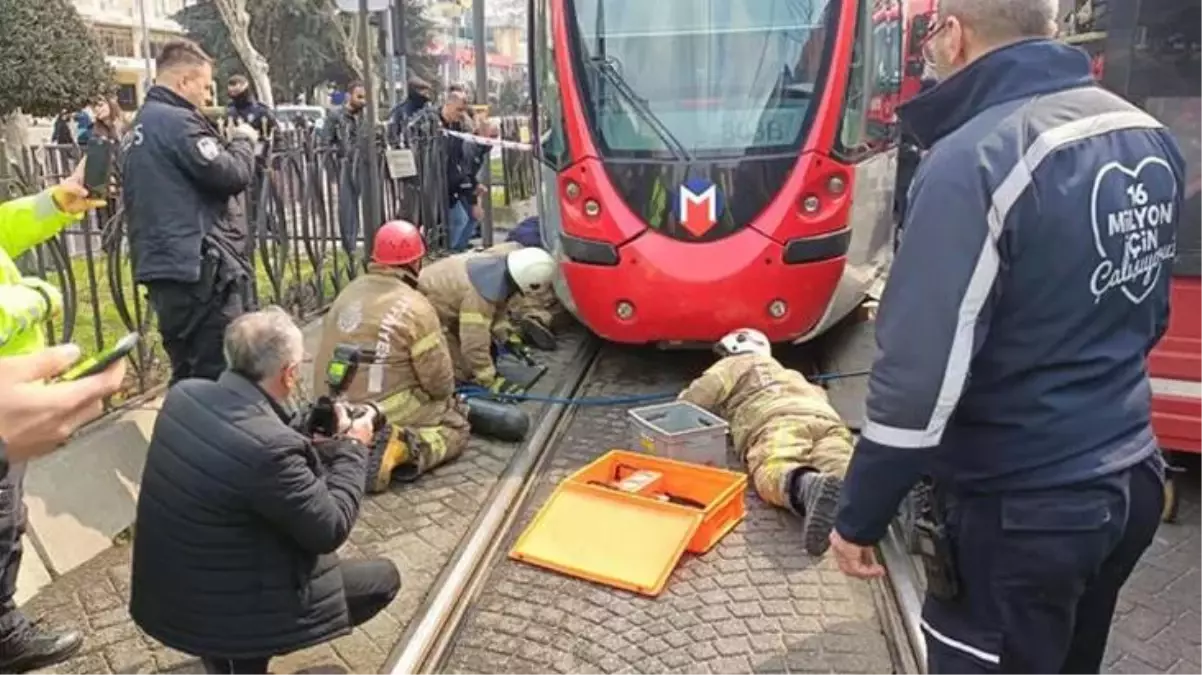 İstanbul\'da tramvayın önüne atlayan kişi ağır yaralandı!