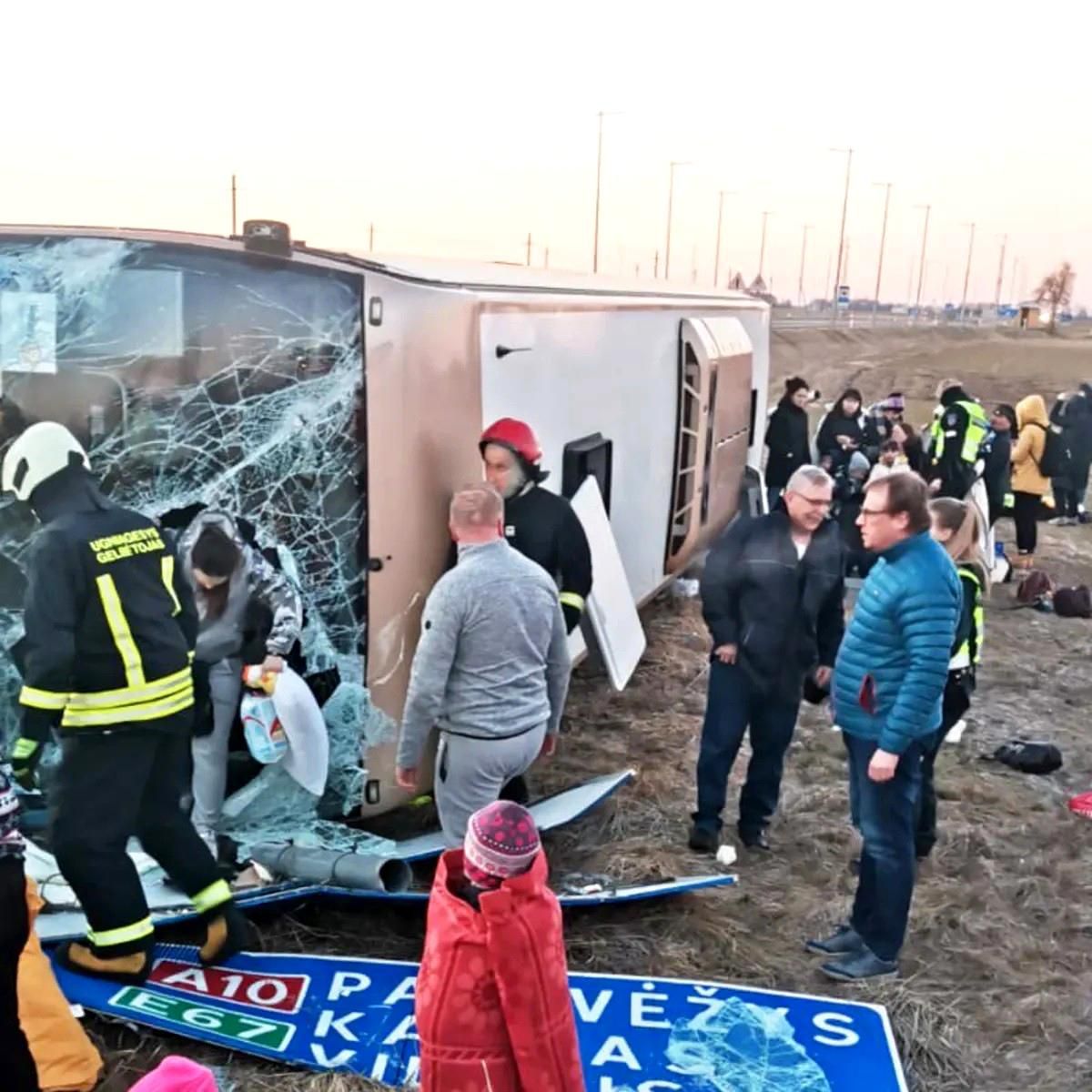 Ukraynalı mültecileri taşıyan otobüs Litvanya\'da devrildi: 12 yaralı