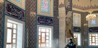 Zeytinburnu'ndaki camiler Berat Kandili'nde gül koktu