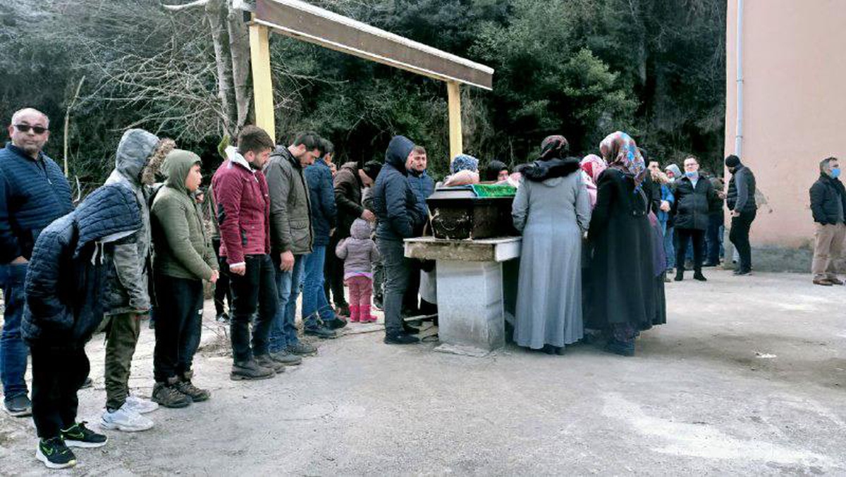 Zonguldak\'taki yangında hayatını kaybeden itfaiyecinin annesi defnedildi