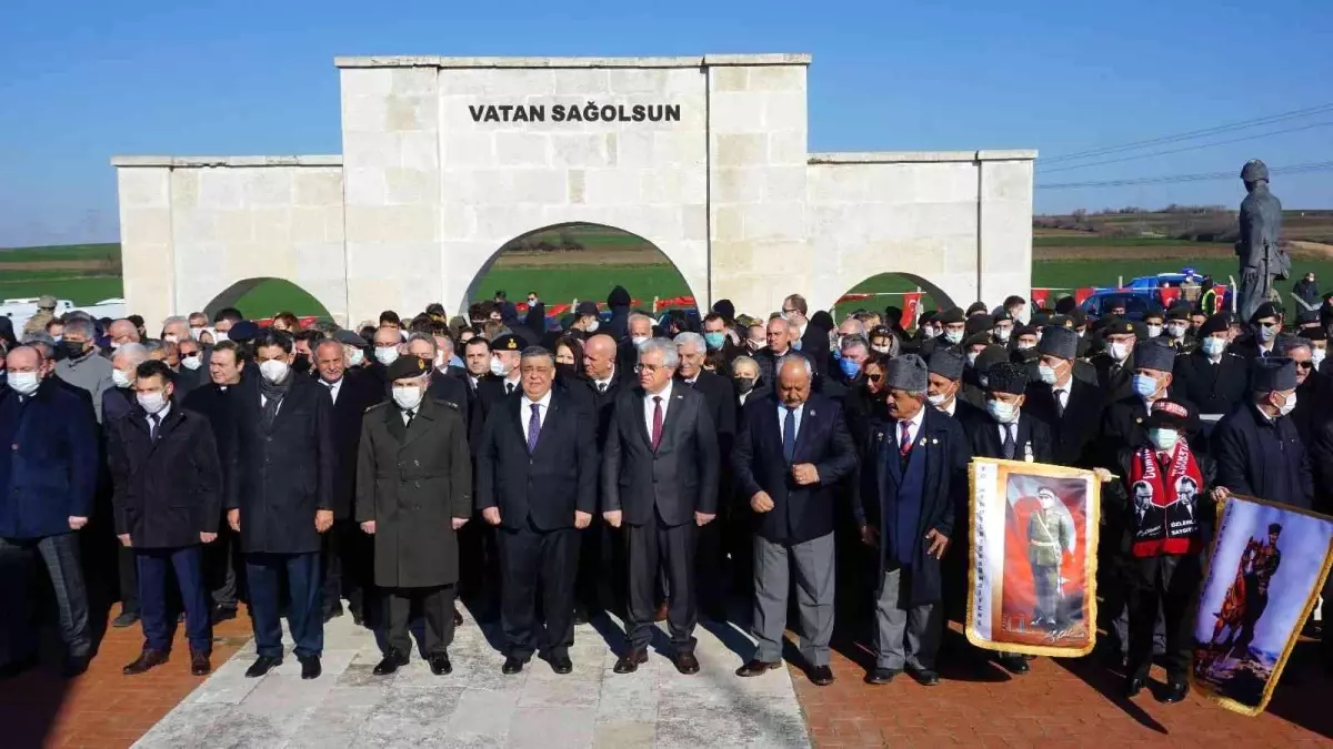 107 yıl önce \'Çanakkale geçilmez\' dedirten şehitler dualarla anıldı