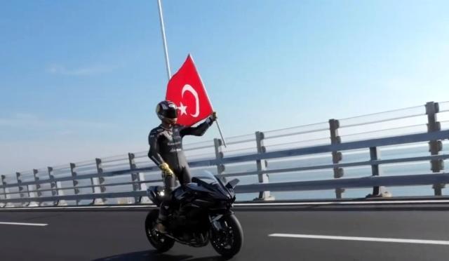 Asfalt ağladı! Kenan Sofuoğlu ve Toprak Razgatlıoğlu, Çanakkale Köprüsü'nden rüzgar gibi geçti