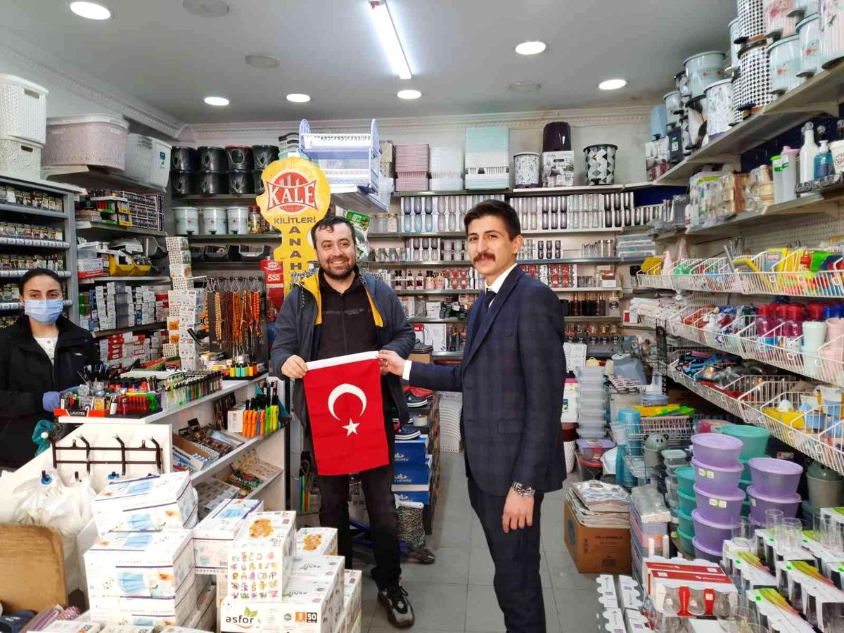 Aydın Ülkü Ocakları 18 Mart\'ta bin adet Türk Bayrağı dağıttı