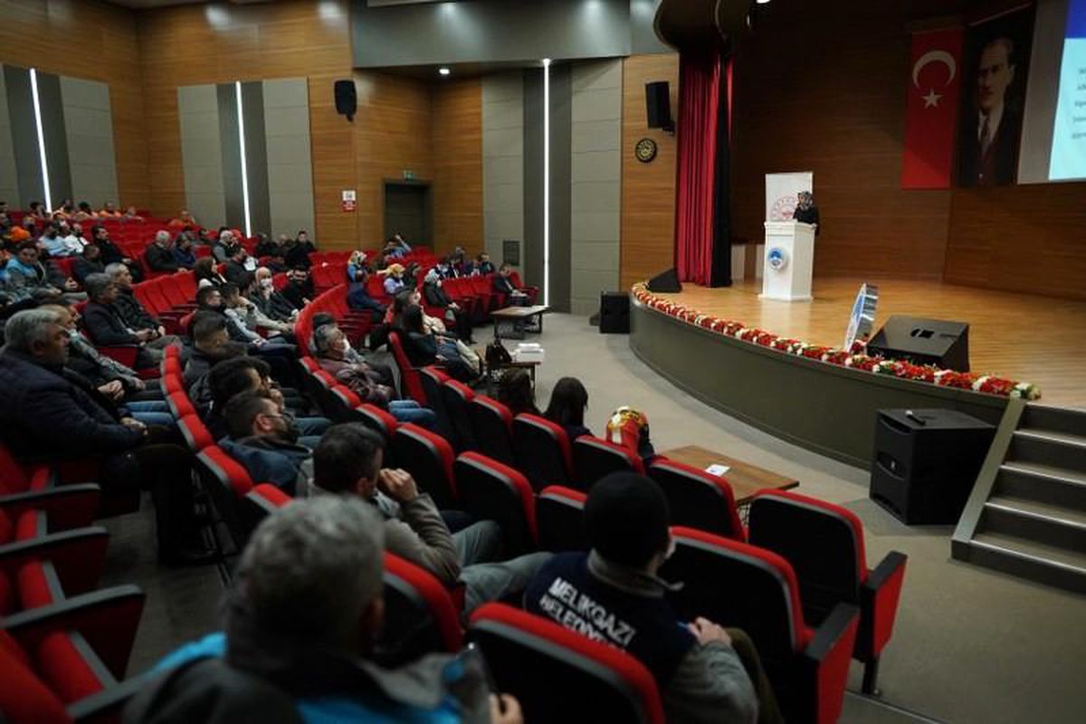 Melikgazi Belediyesi personeline bağımlılıkla mücadele semineri verildi