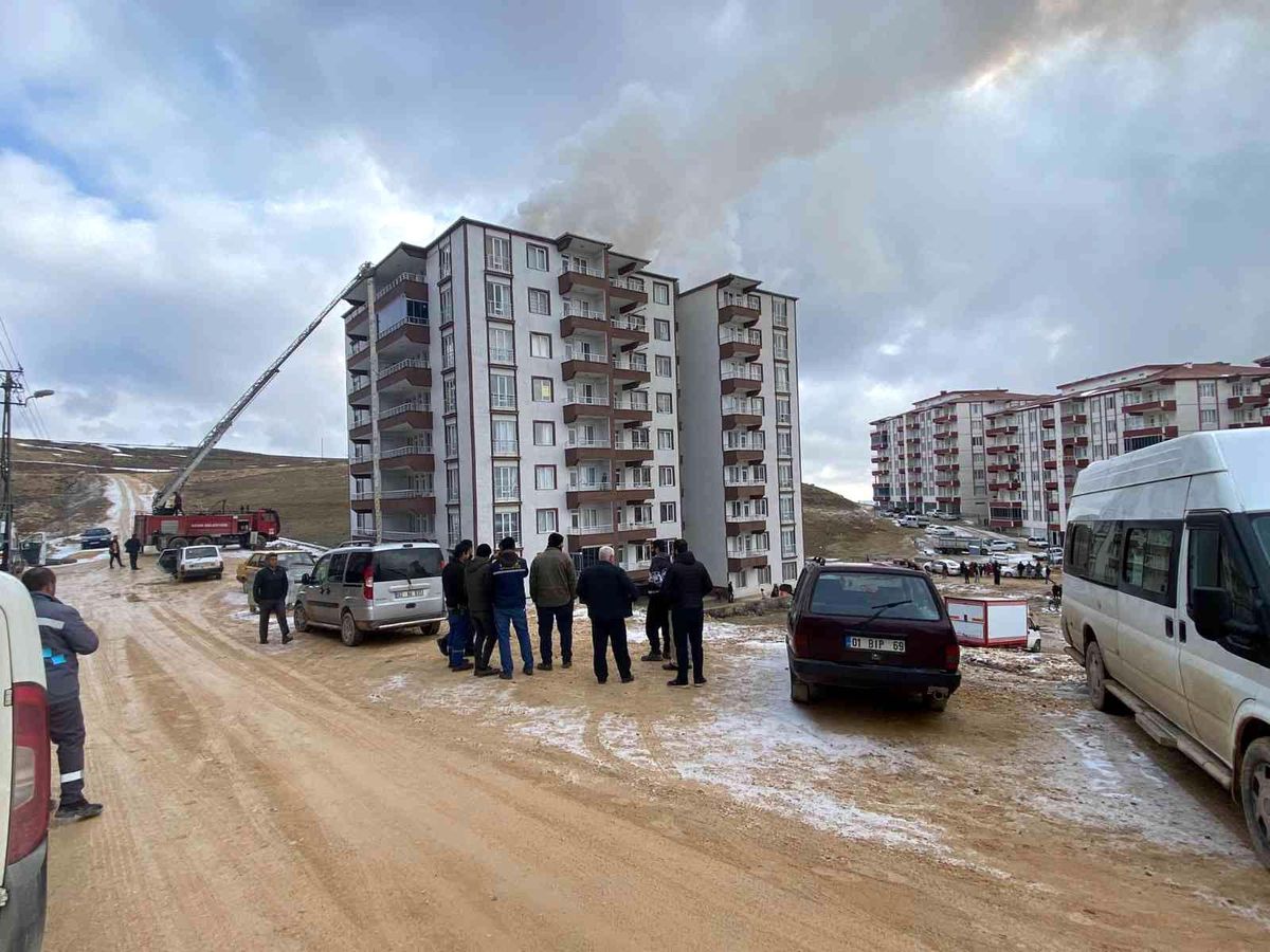 Son dakika haber! Besni\'de çatı yangını paniğe neden oldu