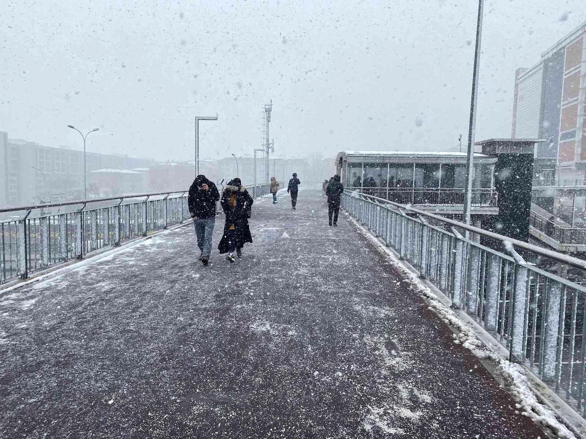 Beylikdüzü ve Arnavutököy\'de kar yağışı