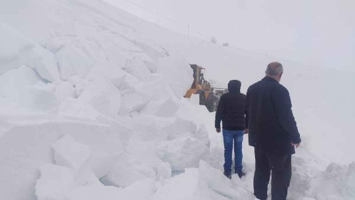 Bingöl\'de iş makinesinin üzerine çığ düştü; operatör kendi imkanlarıyla kurtuldu