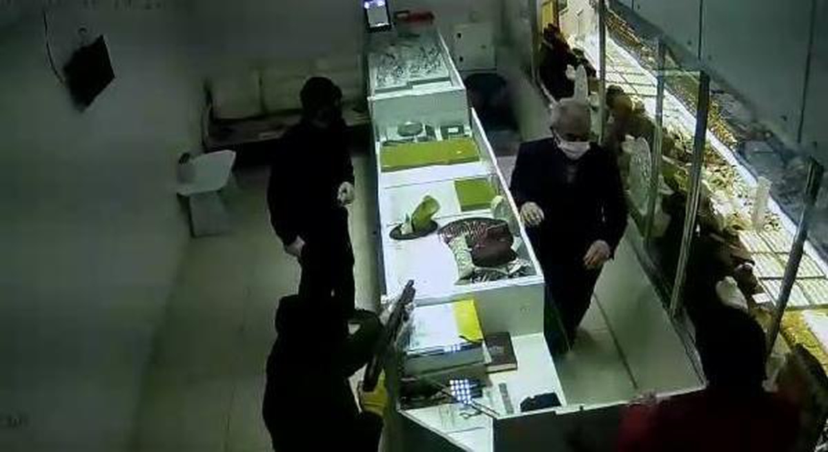 Çaldıkları altınları mezara gömmüşler