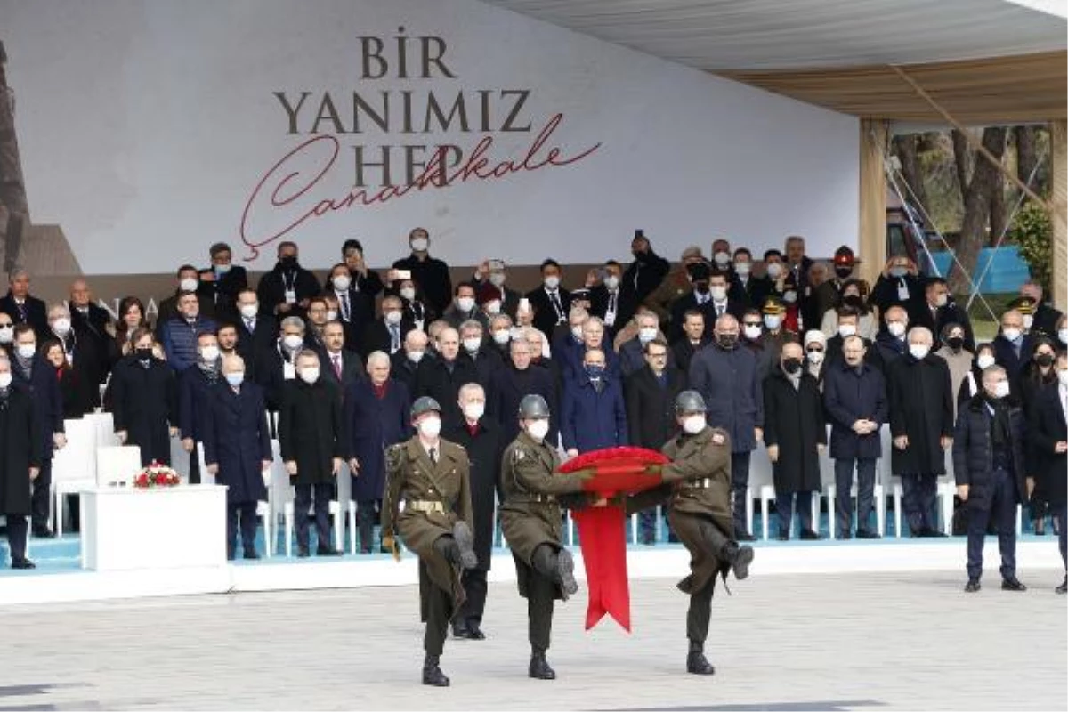 Çanakkale Deniz Zaferi\'nin 107\'nci yılı; altın madalyalı Türk bayrağı göndere çekildi (2)