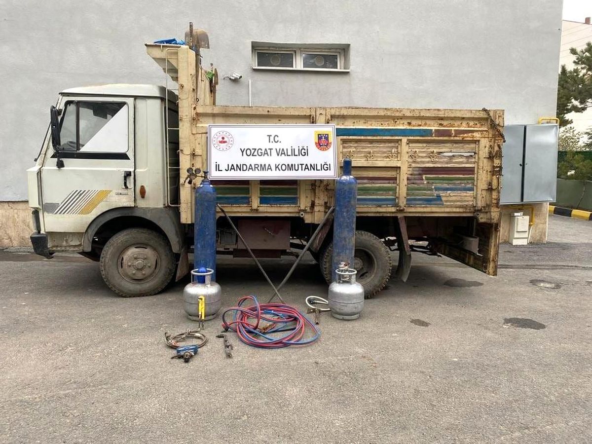 Yozgat'ta demiryolu yedek raylarını çaldığı iddia edilen 3 şüpheli yakalandı