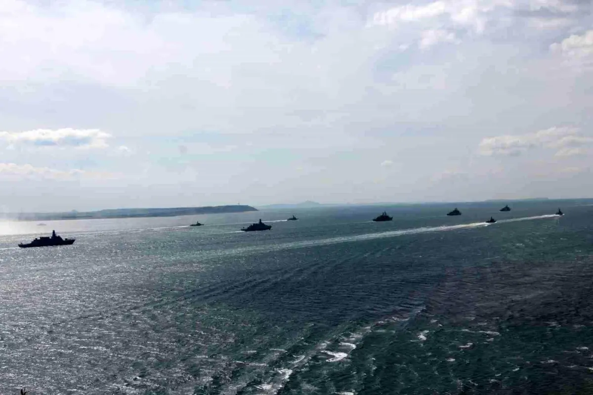 Deniz Kuvvetleri Donanması'ndan geçit töreni