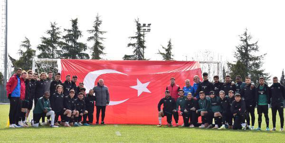 Denizlispor bayrak açıp şehitleri andı